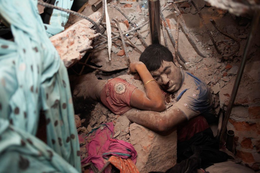 renouvellement-accord-bangladesh-resultats-de-recherche-effondrement-rana-plaza-Final Embrace: L'effondrement de l'usine de vêtement du Rana Plaza au Bangladesh. PHOTO TASLIMA AKHTER