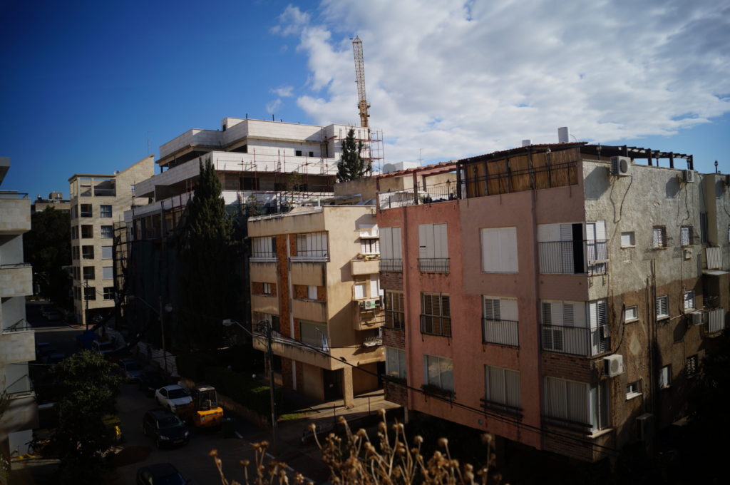 densifier-la-ville-et-construire-sur-les-toits-israel-renovation-extenstion-raanana-2