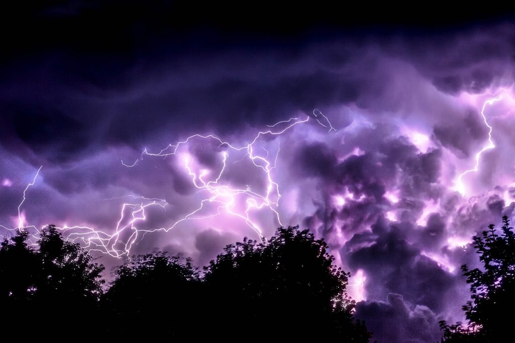 que-faire-orage-gronde-en-camping