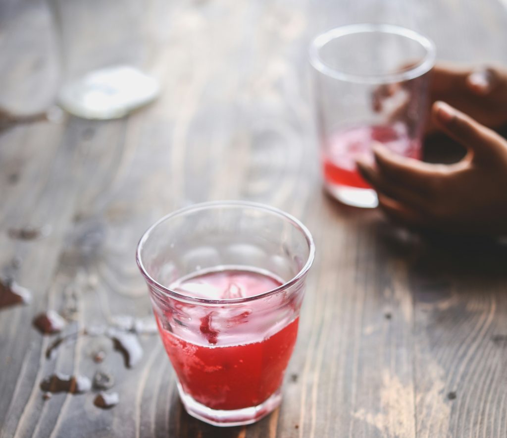 recette-de-kombucha-au-jus-de-fraise-et-a-la-rose